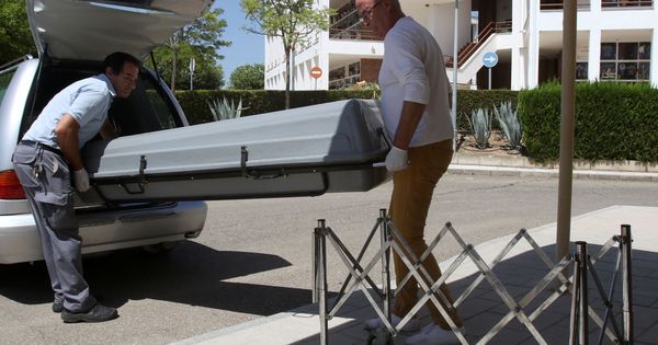 Foto: Unos operarios de la funeraria trasladan el féretro con el cadáver del expresidente de Caja Madrid Miguel Blesa al Instituto Anatómico Forense. (Reuters)