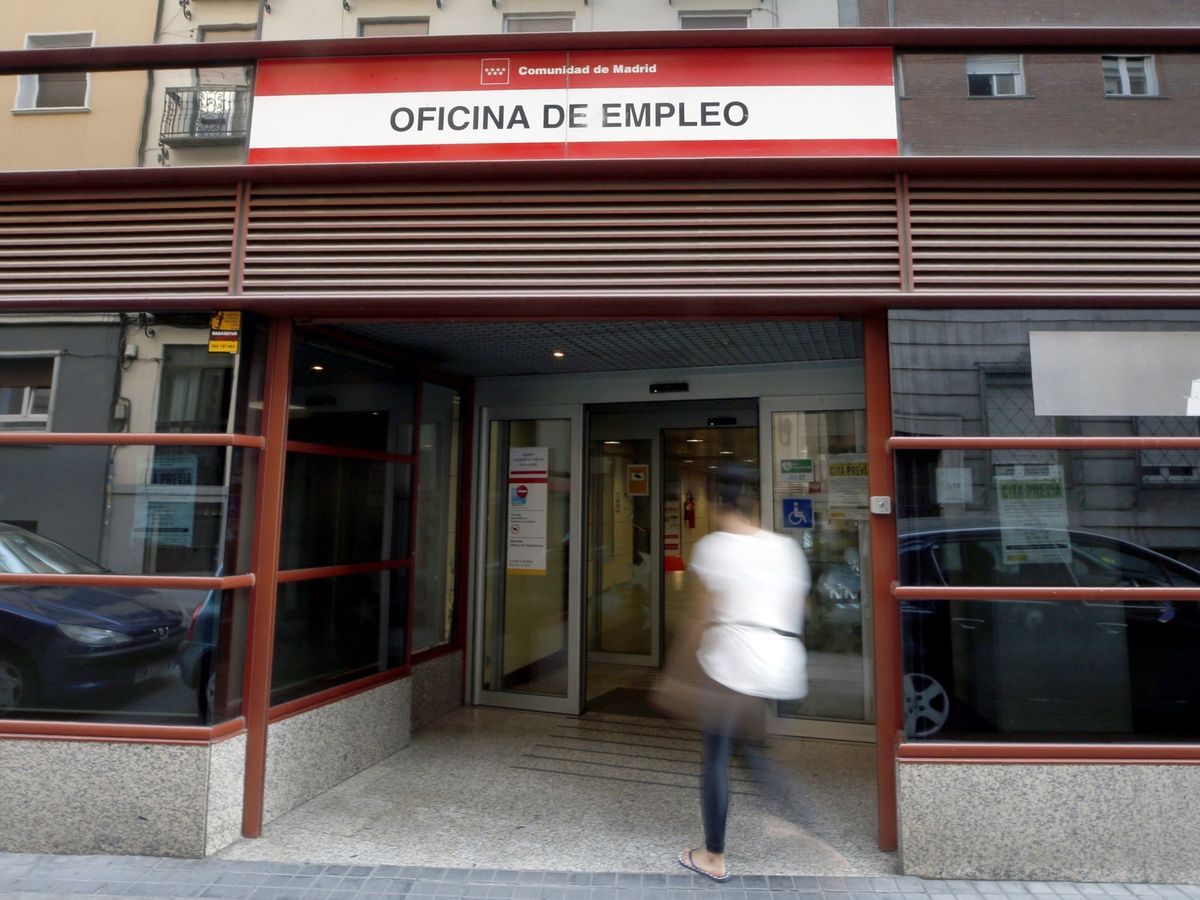 Foto: Vista exterior de una oficina de empleo de Madrid. (EFE)