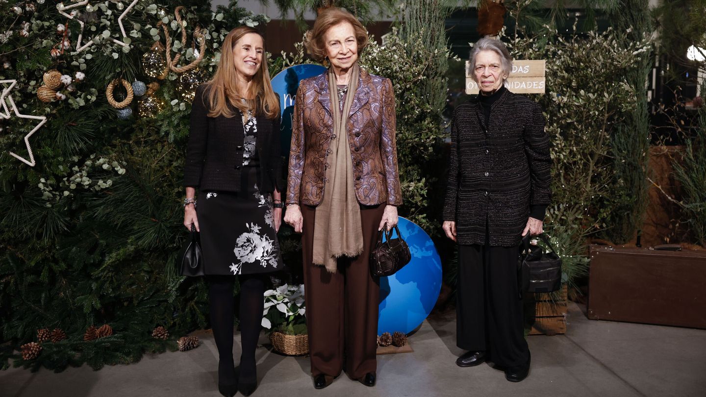 La reina Sofía, acompañada por la consejera delegada de Ecoembes, Rosa Trigo, y su hermana Irene. (EFE/Javier Lizón)