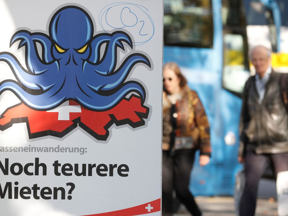 Foto: Póster del Partido Popular suizo alertando de la masiva inmigración antes de las elecciones. (Reuters)