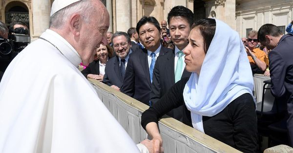 Foto: Fotografía facilitada por L'Osservatore Romano que muestra al papa Francisco, saludando a la activista yazidí ganadora del Premio Nobel de la Paz, Nadia Murad Bansee Taha. (EFE)