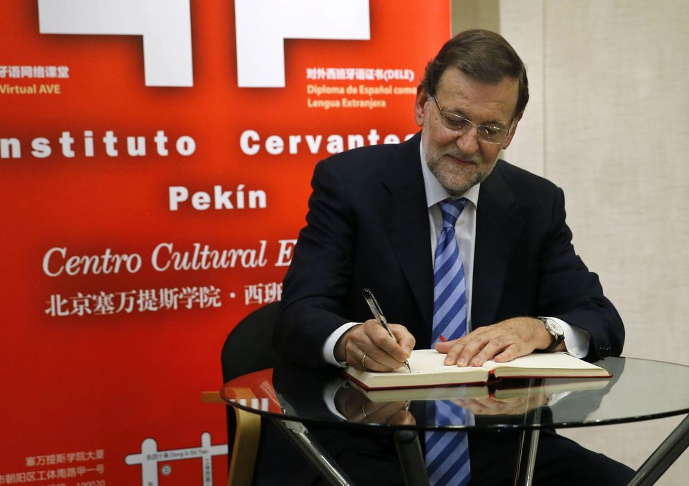 Foto: El presidente Mariano Rajoy firma en el libro de honor del Instituto Cervantes de Pekín, hace un mes. (Efe)
