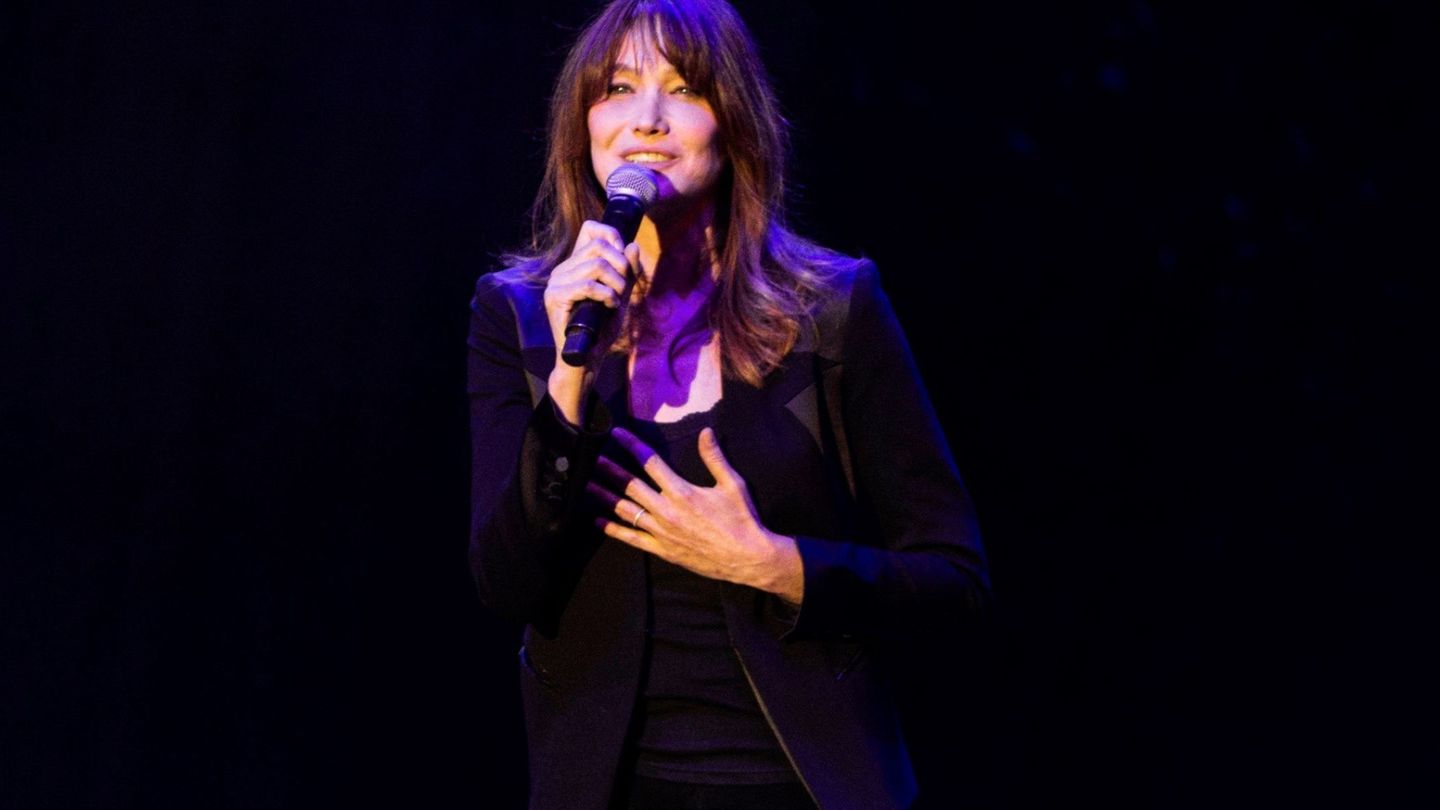 Carla Bruni durante su actuación en la inauguración del festival Jardins de Pedralbes. (EFE)