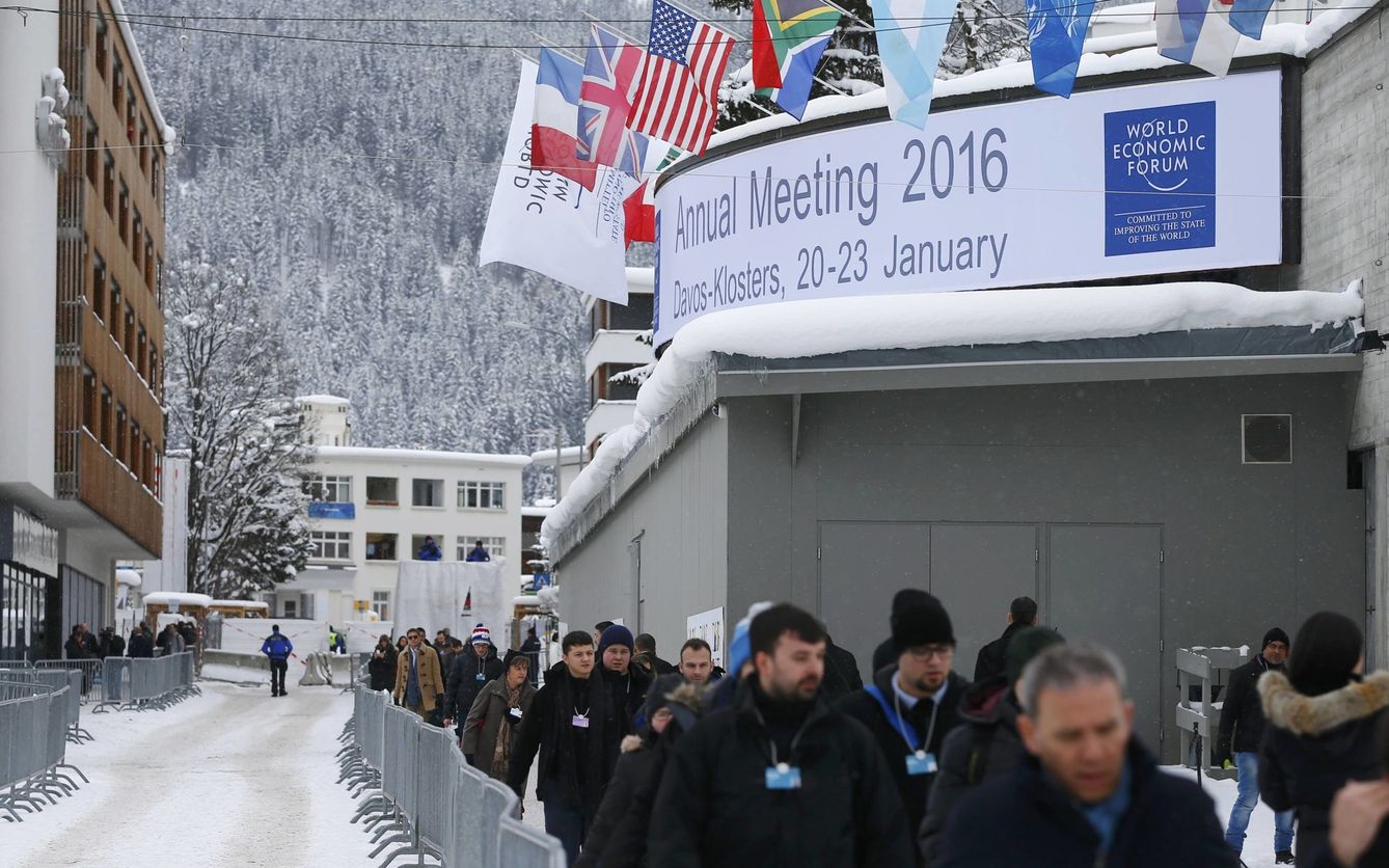 Colas ante el Palacio de Congresos de Davos. (Reuters)