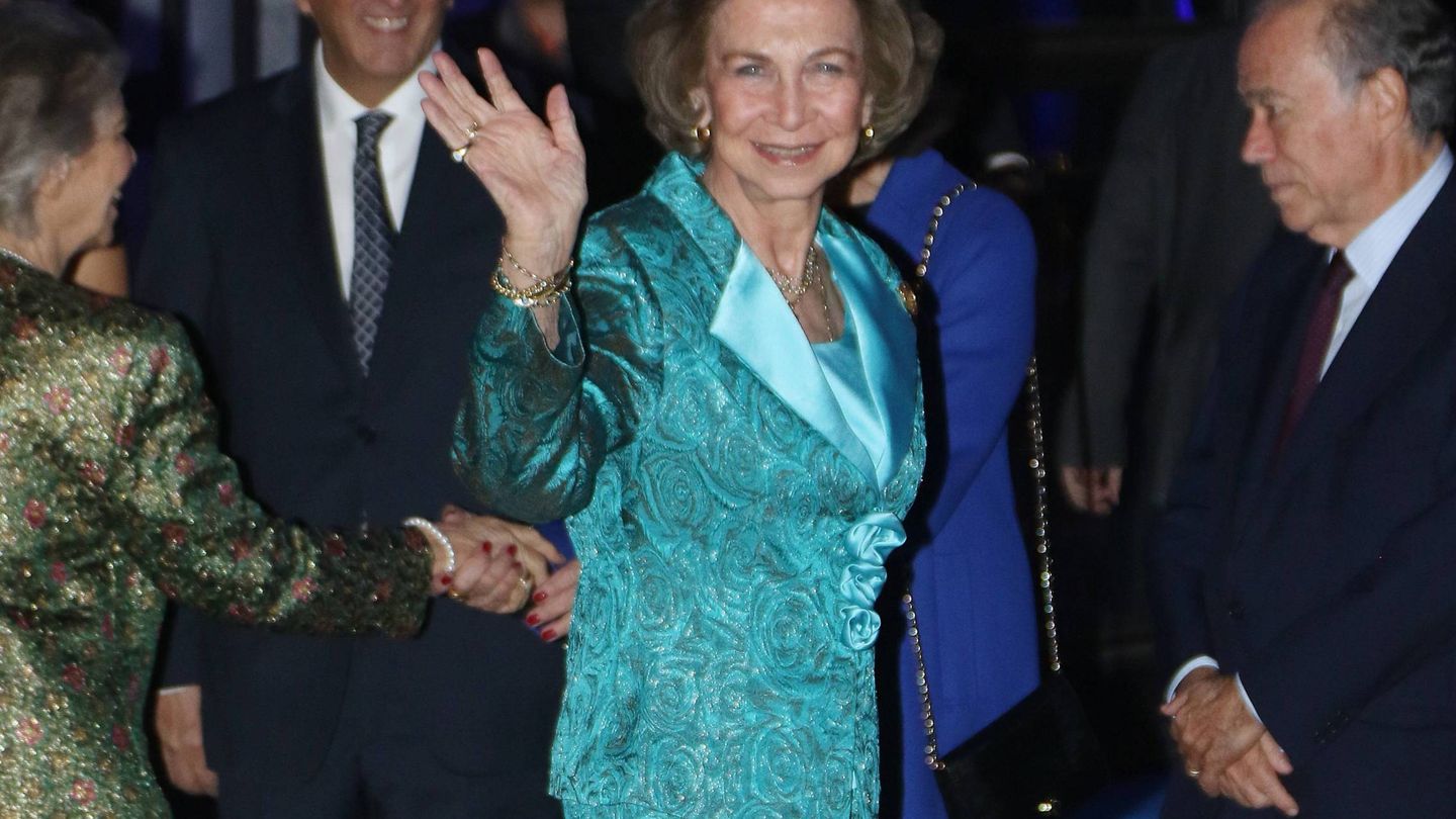La reina Sofía a su llegada al Teatro Real. (Cordon Press)