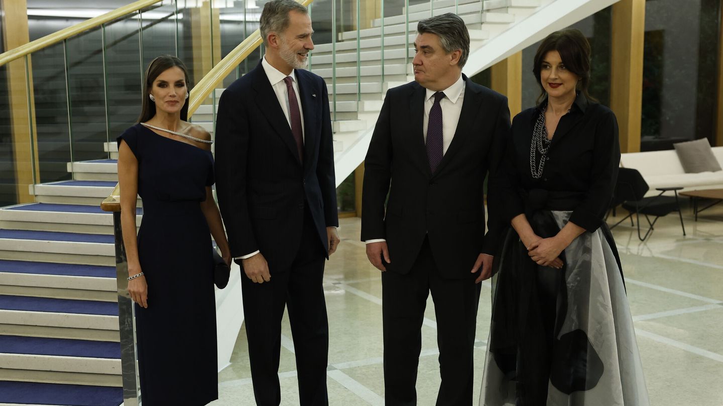 Los Reyes, junto al presidente croata y su mujer durante la cena en su honor celebrada en el Palacio Presidencial de Zagreb. (EFE/Chema Moya)