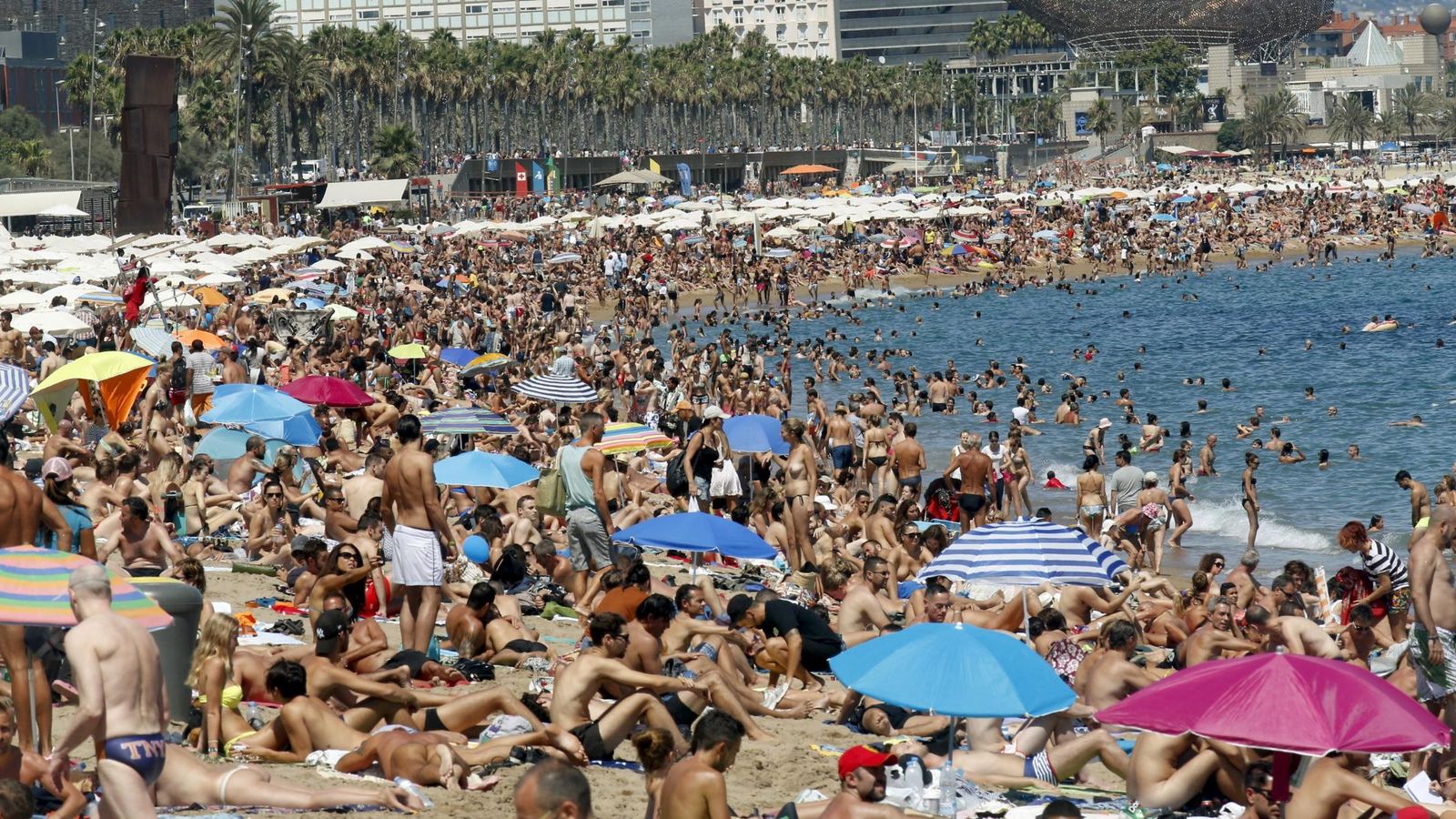 Foto: Playa de la Barceloneta, en Barcelona. (Reuters)