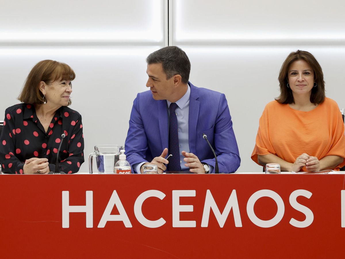 Foto: Pedro Sánchez (c) conversa con la presidenta del PSOE, Cristina Narbona, en presencia de la vicesecretaria general, Adriana Lastra (d), en la reunión de la ejecutiva federal del PSOE este lunes. (EFE/J. J. Guillén)