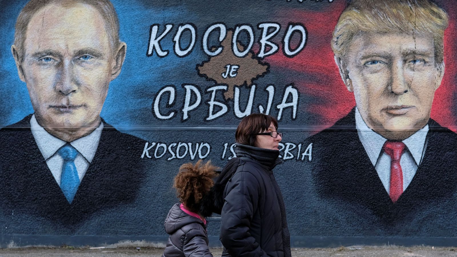 Foto: Un mural de Donald Trump y Vladimir Putin en Serbia. (Reuters)