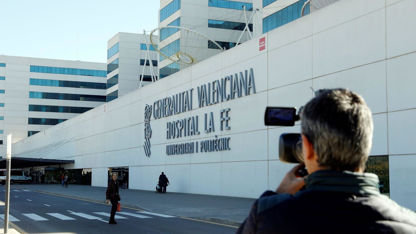 Un periodista toma imágenes del exterior del hospital La Fe. (EFE)