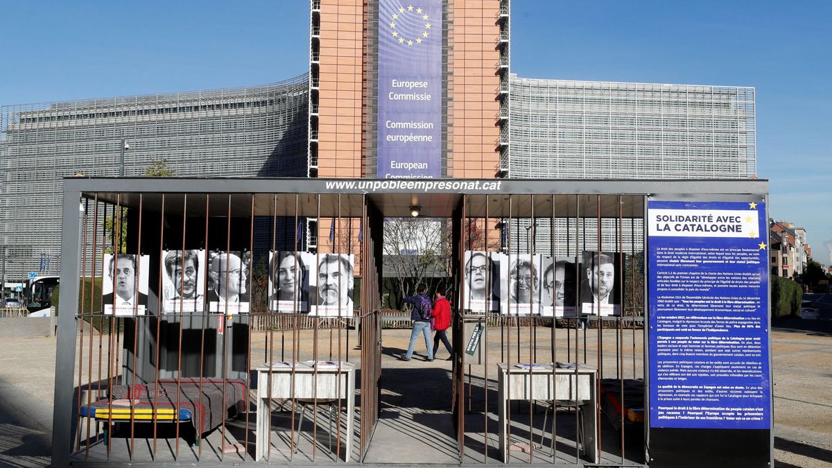 Una 'cárcel' en el barrio europeo el día que se presenta el libro con Puigdemont