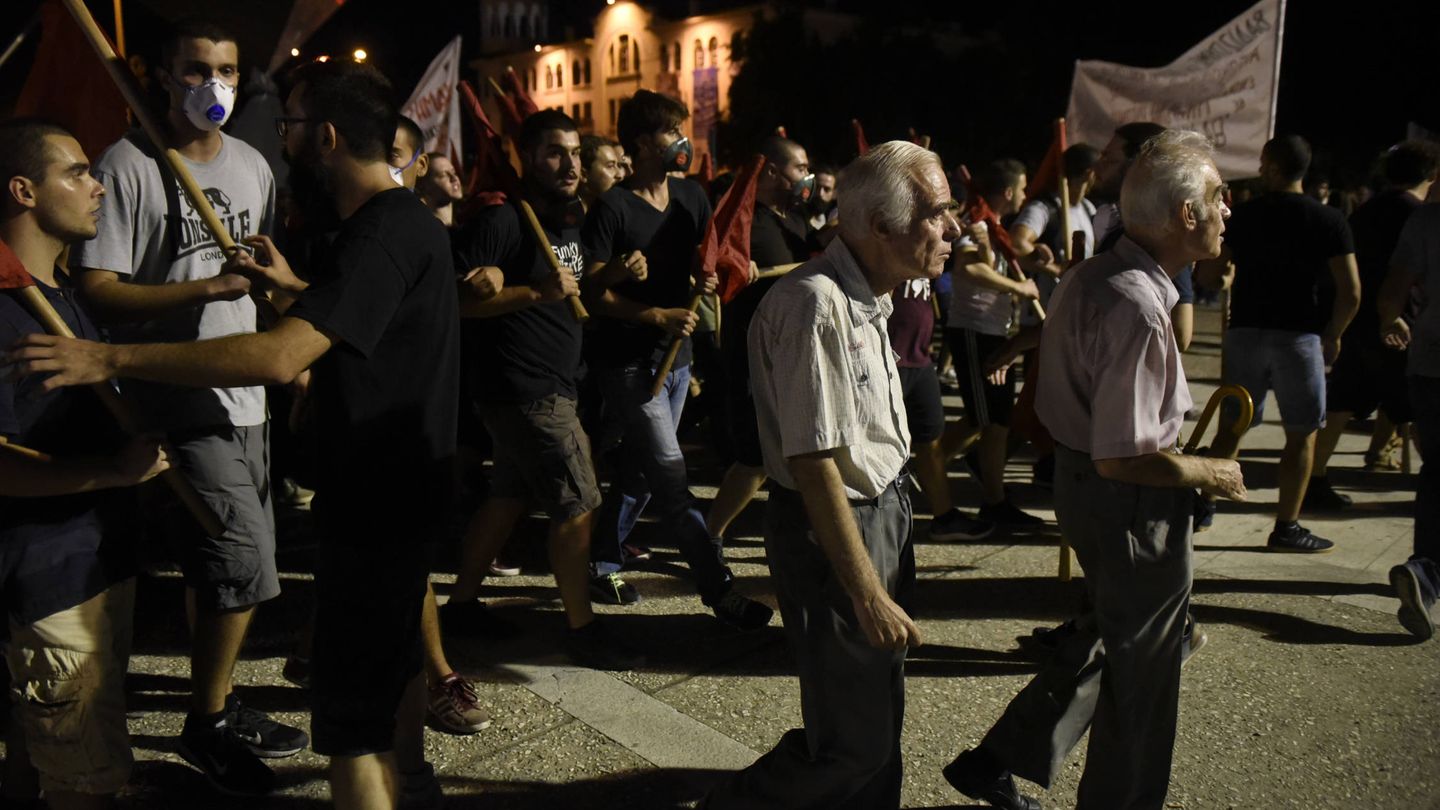 Manifestantes durante una protesta contra las medidas de austeridad aplicadas por el Gobierno, en Tesalónica. (Reuters)