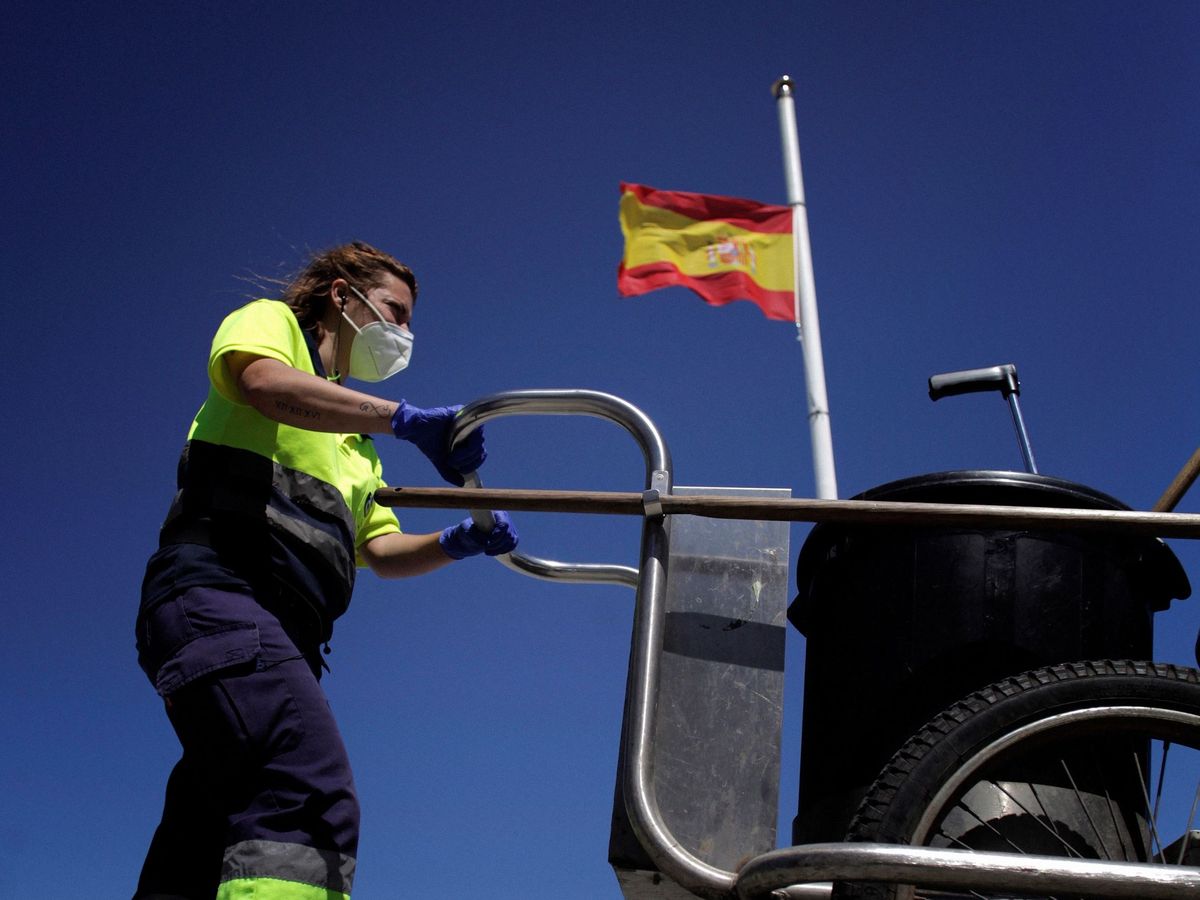 Foto: Imagen de una trabajadora del servicio de limpieza de A Coruña. (EFE)