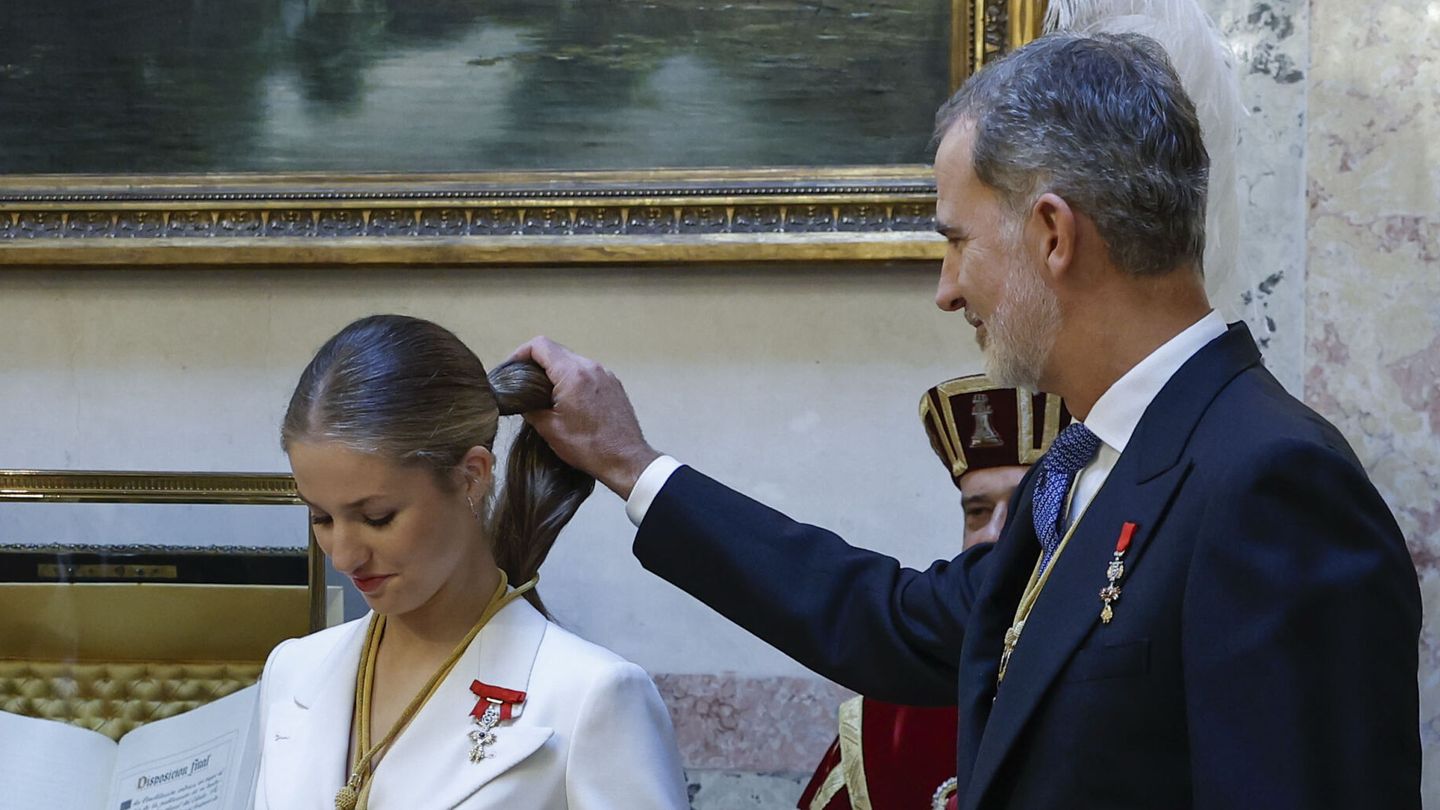 El momento en el que el Rey ayuda a su hija colocándole el pelo tras ponerle las medallas del Congreso y el Senado. (EFE/ Chema Moya)