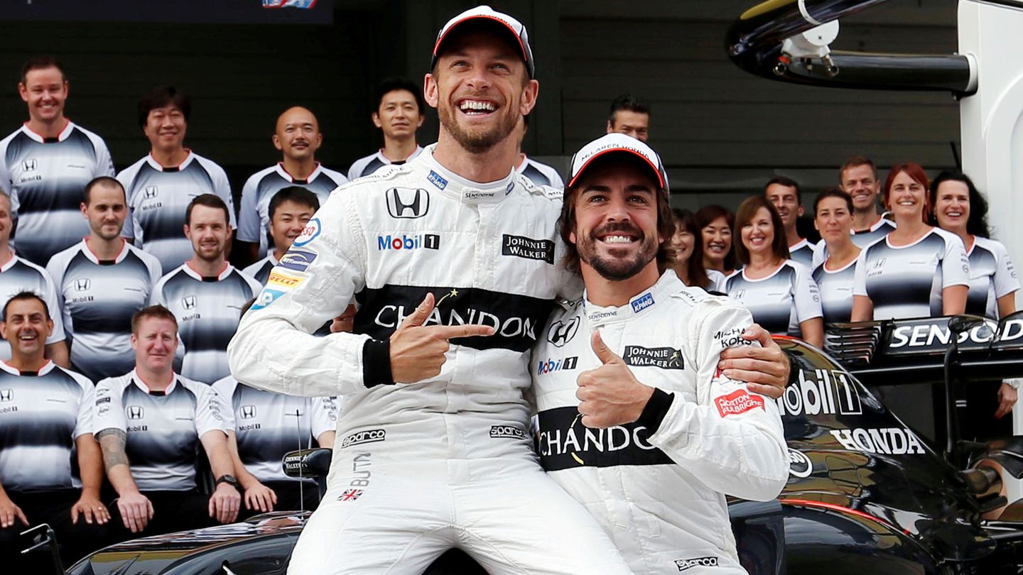 Jenson Button y Fernando Alonso, en el GP de Japón 2016. (Reuters/Toru Hanai)