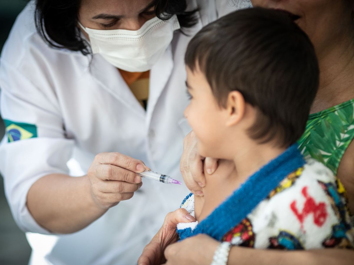 Foto: Imagen de archivo de una enfermera vacunando a un niño. (EFE/André Coelho)