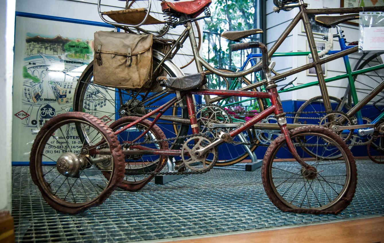 Otero creaba bicicletas hasta para los cuartilleros de Efe. Foto: Carmen Castellón