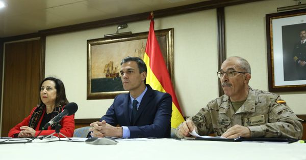 Foto: El presidente del Gobierno, Pedro Sánchez, junto a la ministra de Defensa, Margarita Robles. (EFE)