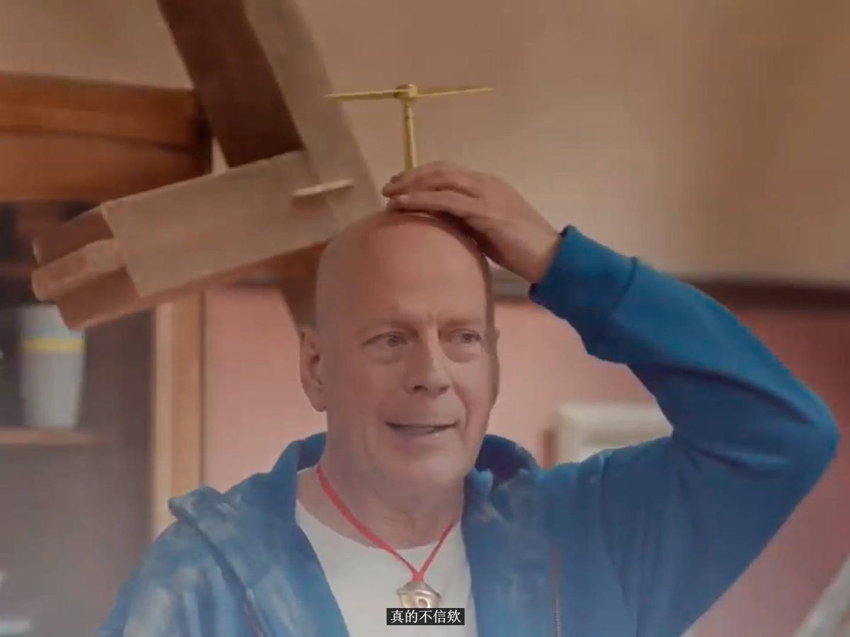 Foto: Bruce Willis aterrizó en una casa que no era la suya con su gorrocóptero (Foto: YouTube)
