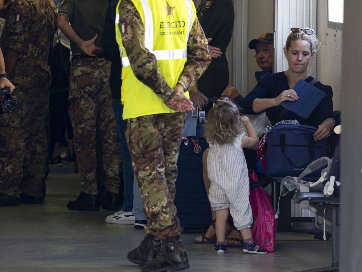 Foto: Un grupo de turistas esperan el aeropuerto salir del país. (EFE)