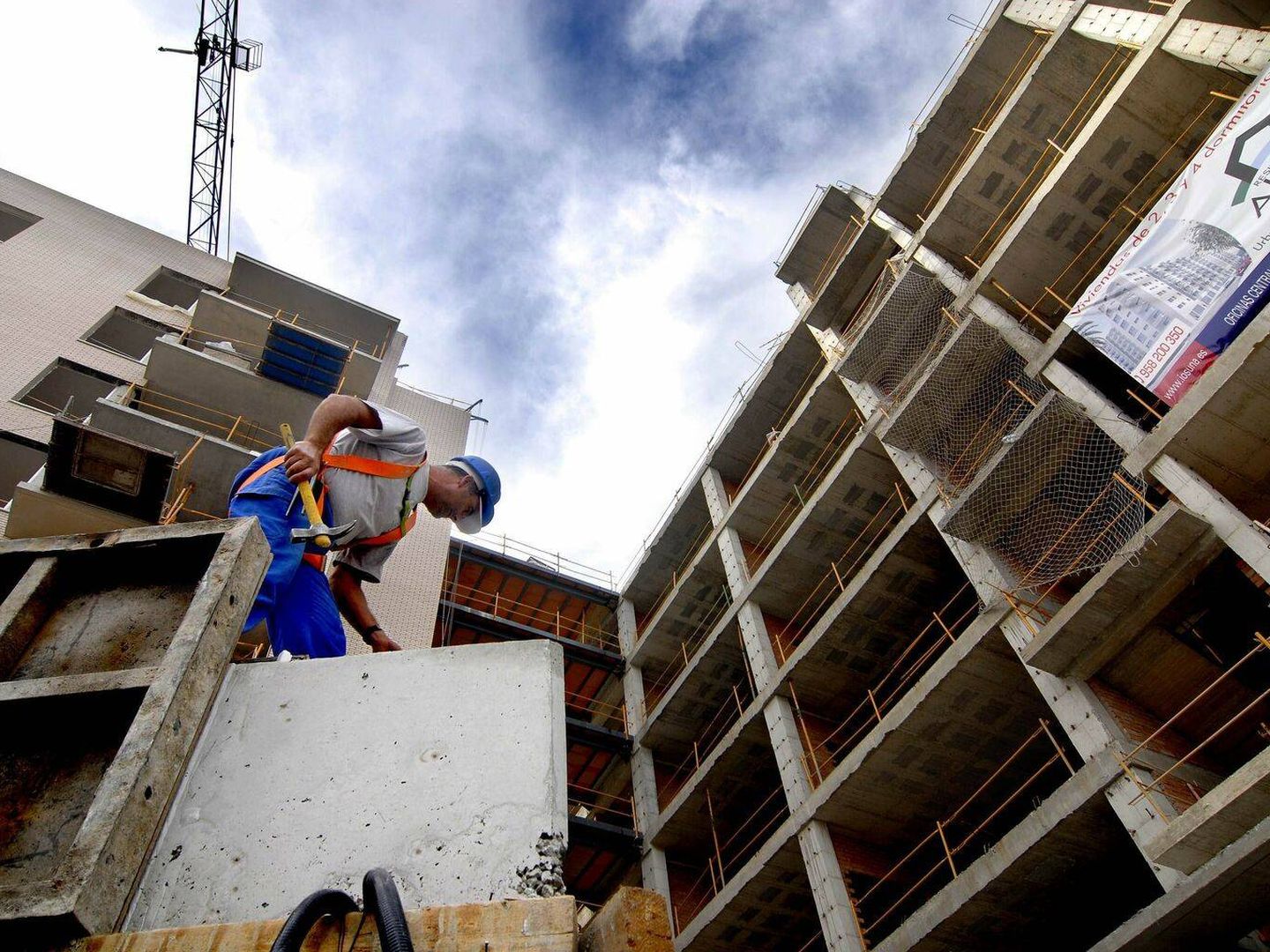 Un obrero trabaja en un edificio de viviendas en construcción. (EFE)