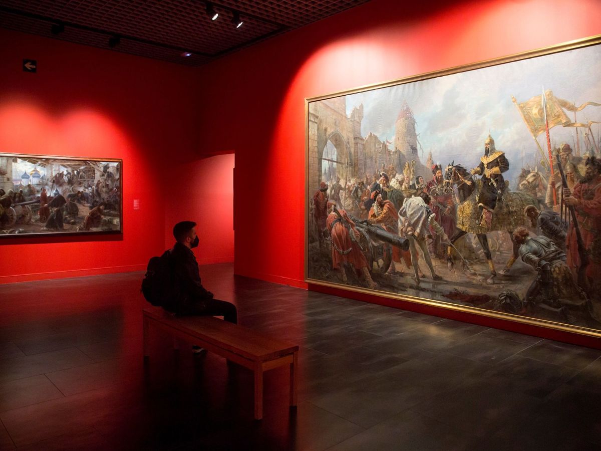 Foto: Una persona observa uno de los cuadros expuestos en el Museo Ruso de Málaga. (EFE/Daniel Pérez)