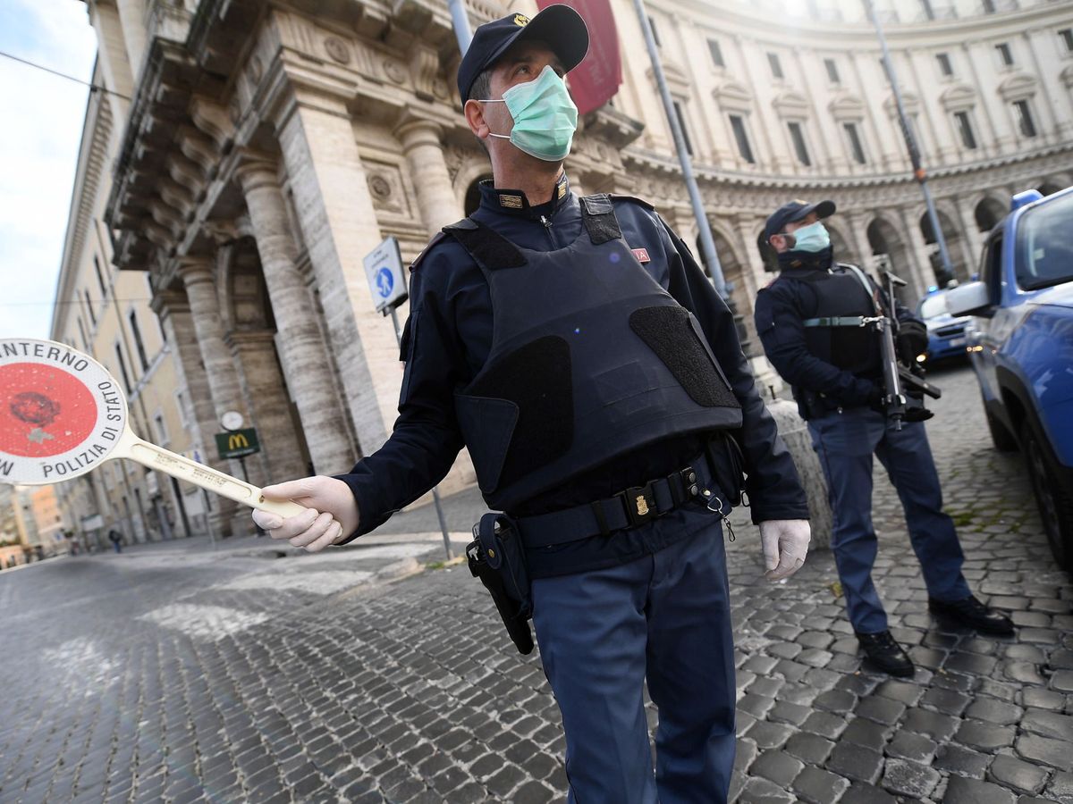 Foto: Policias italianos haciendo controles en Roma. (Efe)