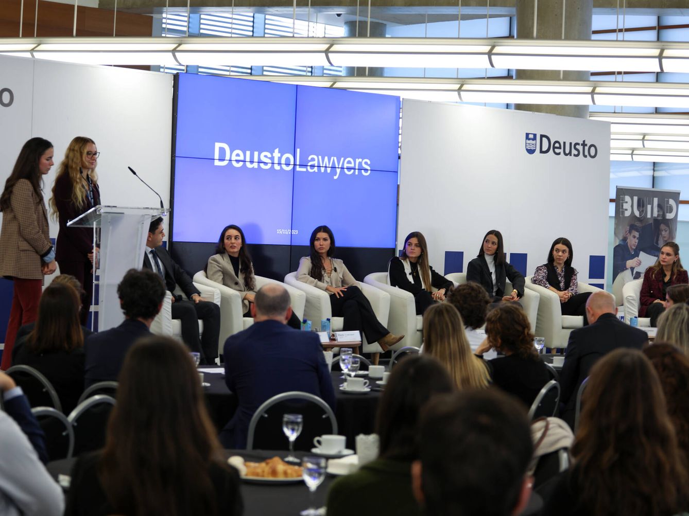 Sentados, desde la izquierda: Josu González (Uría), Elene Gangoiti (GA_P), Sandra Albarrán (Lawsome), Arrate Costela (EY Abogados), Carmen Urtasun (LKS Next Legal), Ane Corrales (Pérez-Llorca) y Aroa Gaawan (KPMG Abogados).