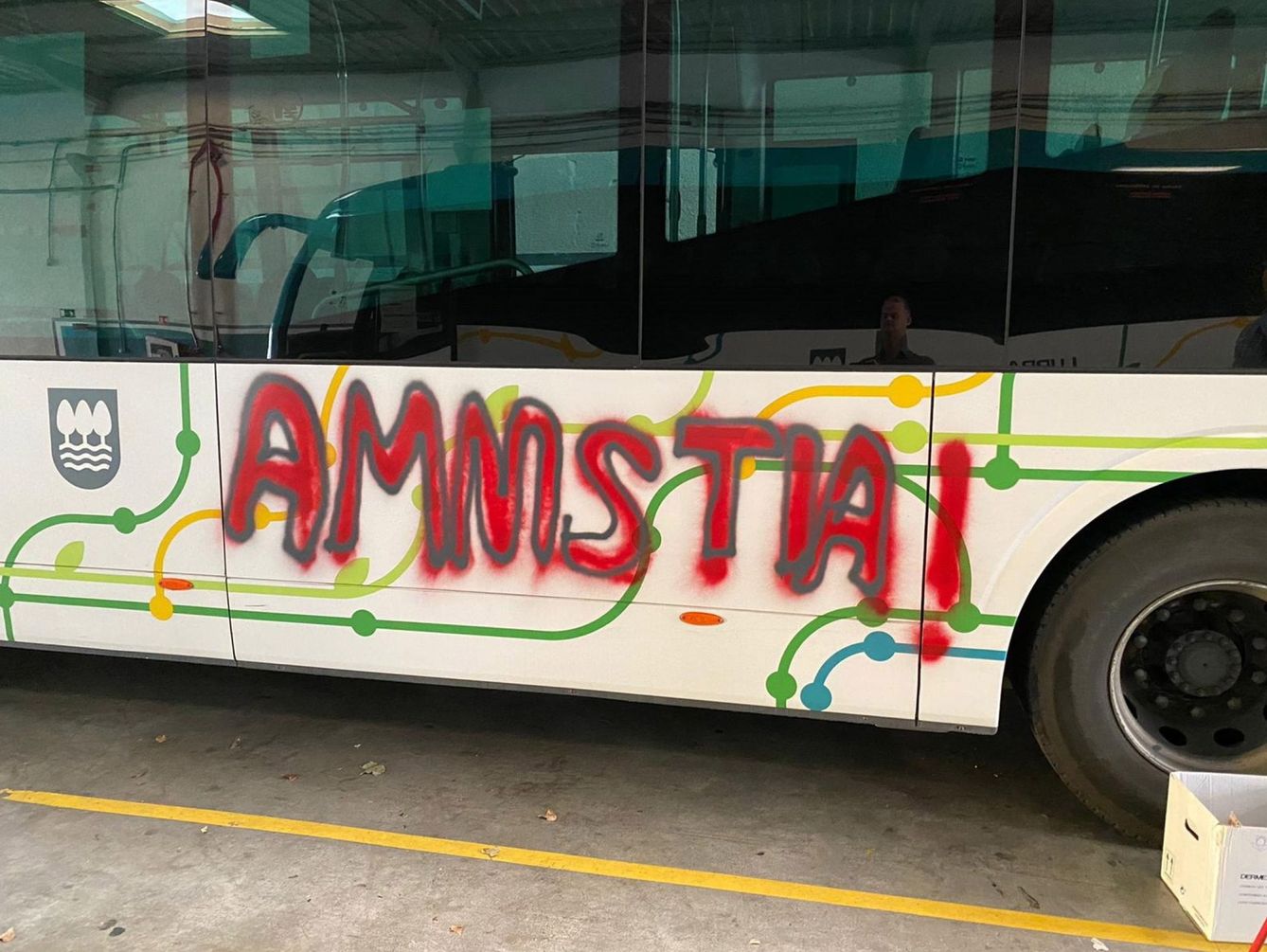 Ataque a un autobús público de la Diputación de Guipúzcoa en Azpeitia en apoyo a Patxi Ruiz. (EFE)