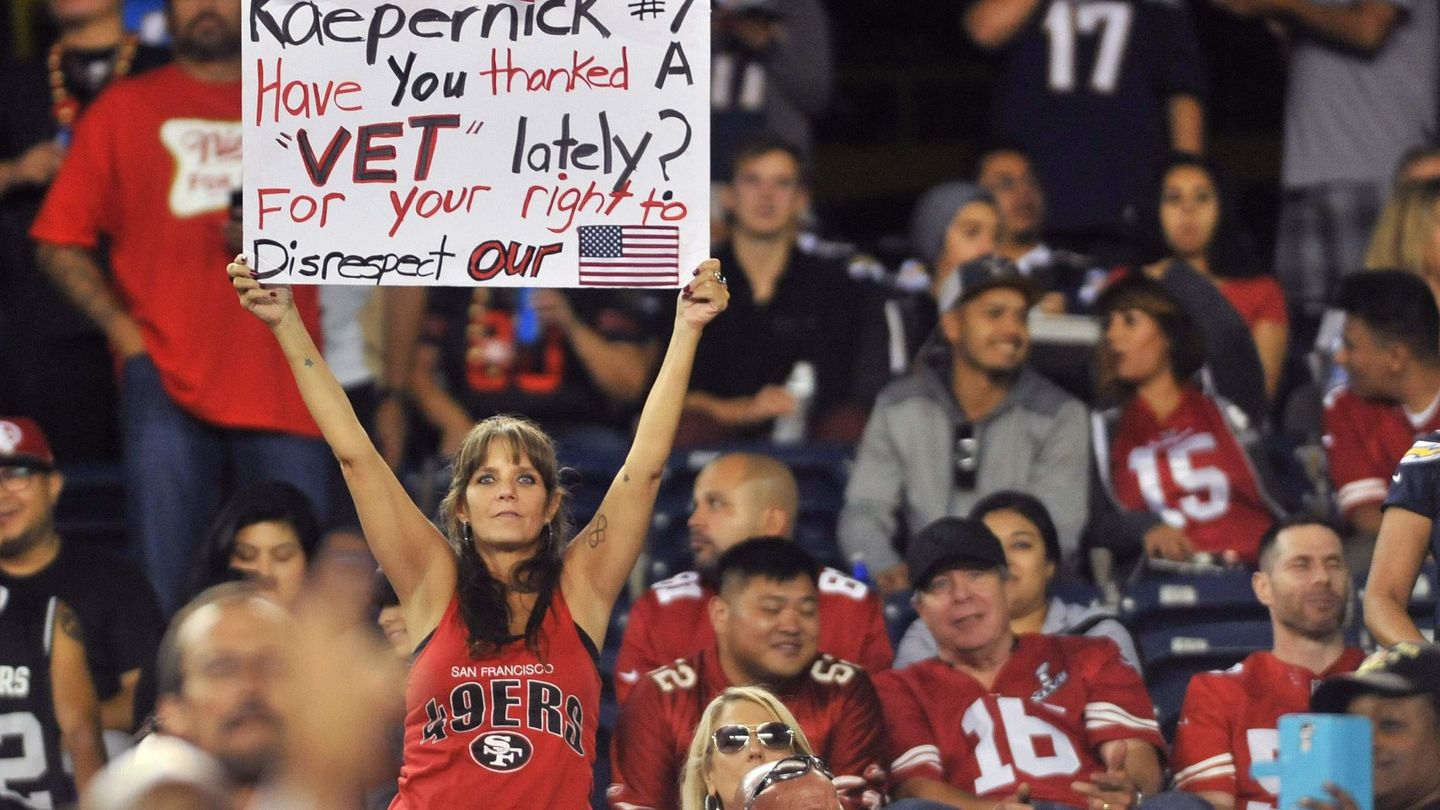 Una aficionada de los 49ers levanta una pancarta contra Kaepernick. 