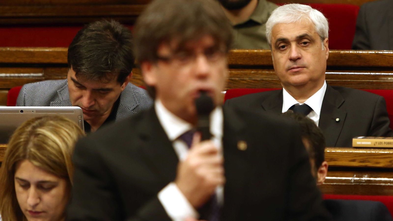 Foto: Germà Gordó escuchando la intervención del presidente de la Generalitat, Carles Puigdemont. (Efe) 