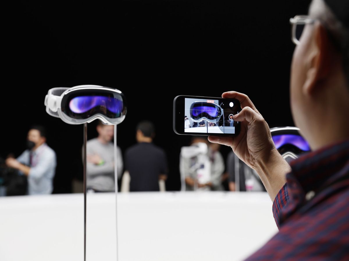 Foto: Las Apple Vision Pro pronto estarán disponibles en las tiendas (EFE/ John G. Mabanglo)