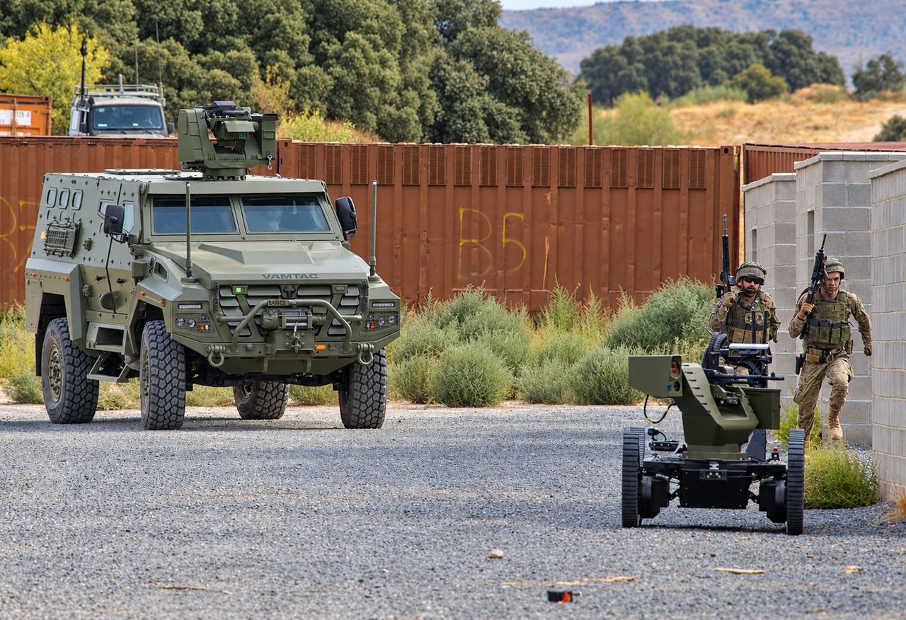 Infantería tomando posiciones en un simulacro de combate urbano. Por delante un UGV armado AUNAV Link. Al fondo uno de los nuevos VAMTAC AX4. (Juanjo Fernández)