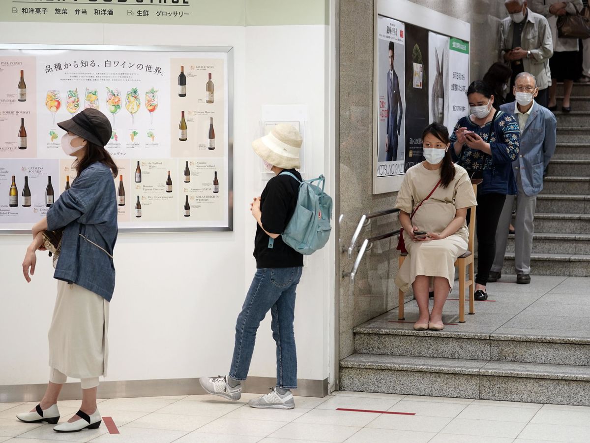 Foto: Un grupo de personas esperan una cola en Tokio. EFE 