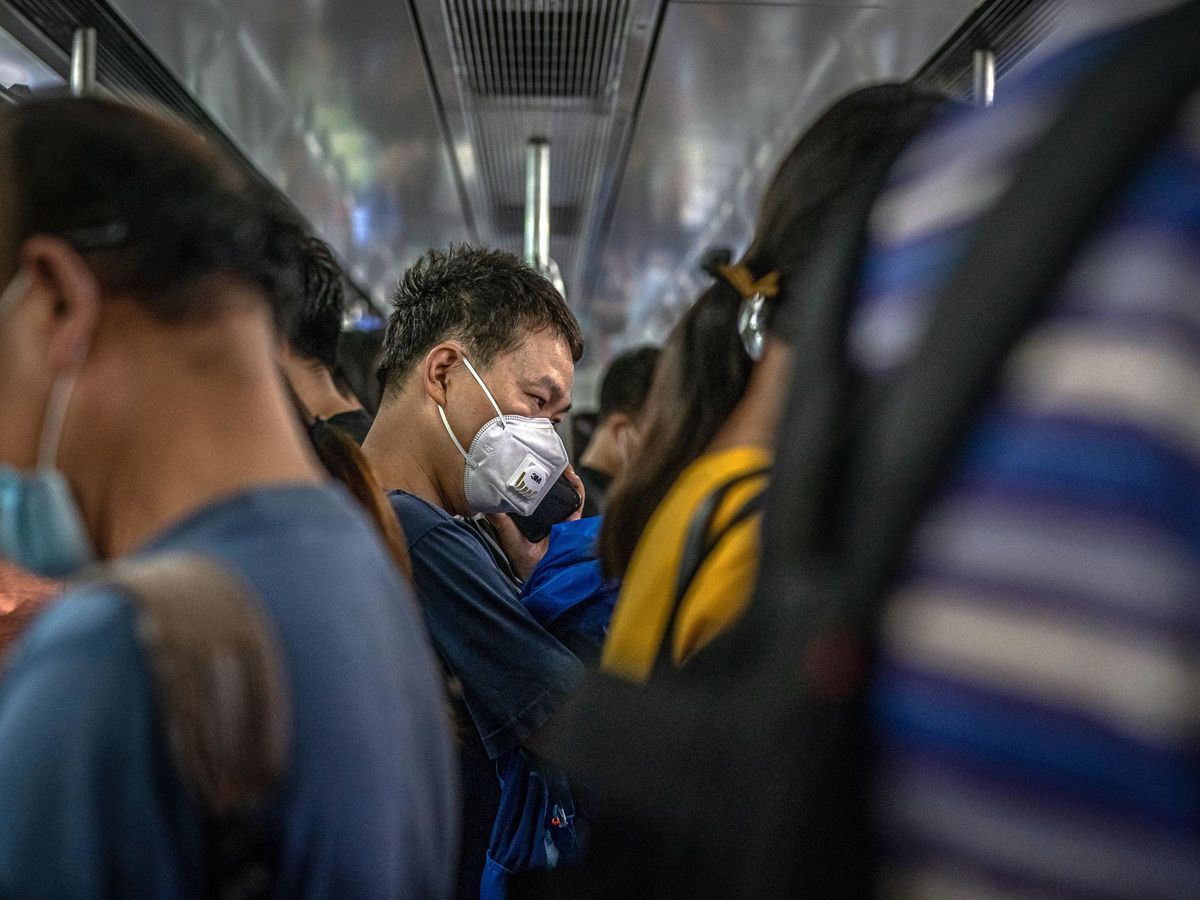 Foto: Un hombre protegido con mascarilla viaja en metro en hora punta en Pekín. (EFE)