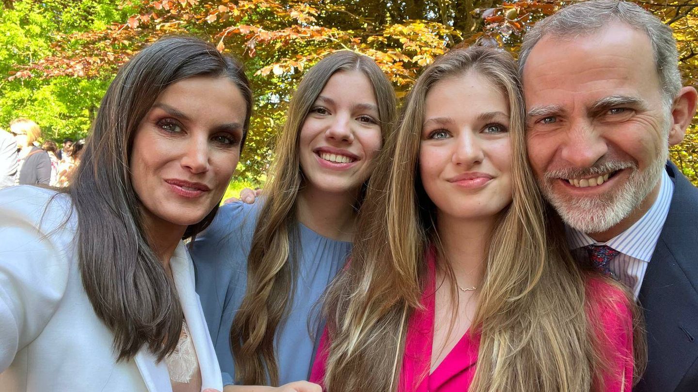El selfi de los Reyes y sus hijas en la graduación de Leonor. (Casa Real)