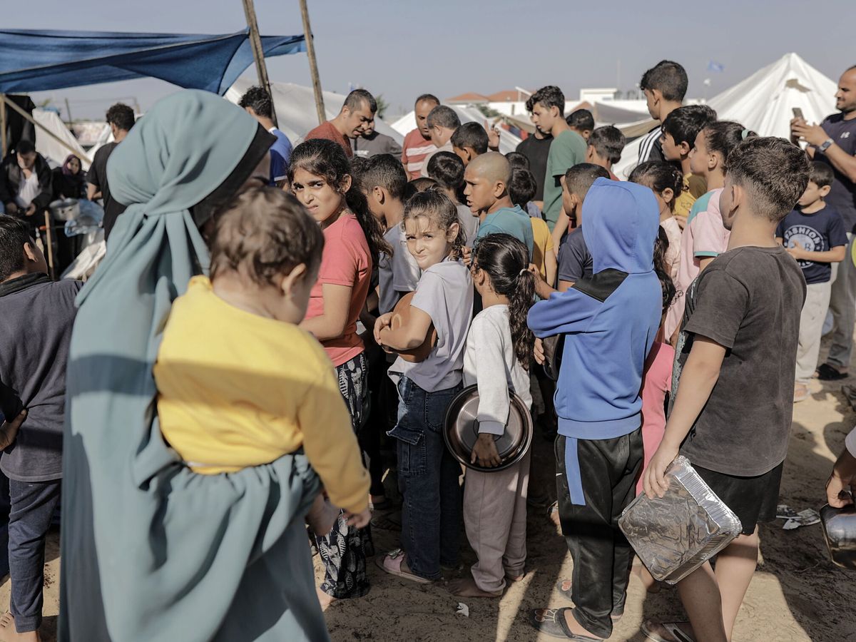 Foto: Refugiados palestinos huyen de las bombas de Israel. (EFE/Haitham Imad)