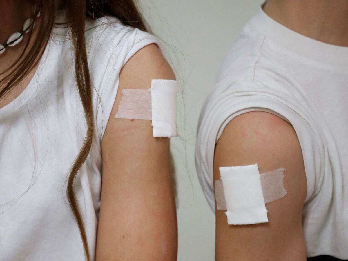Foto: Dos niños tras recibir la vacuna del covid. (Susana Vera/Reuters)
