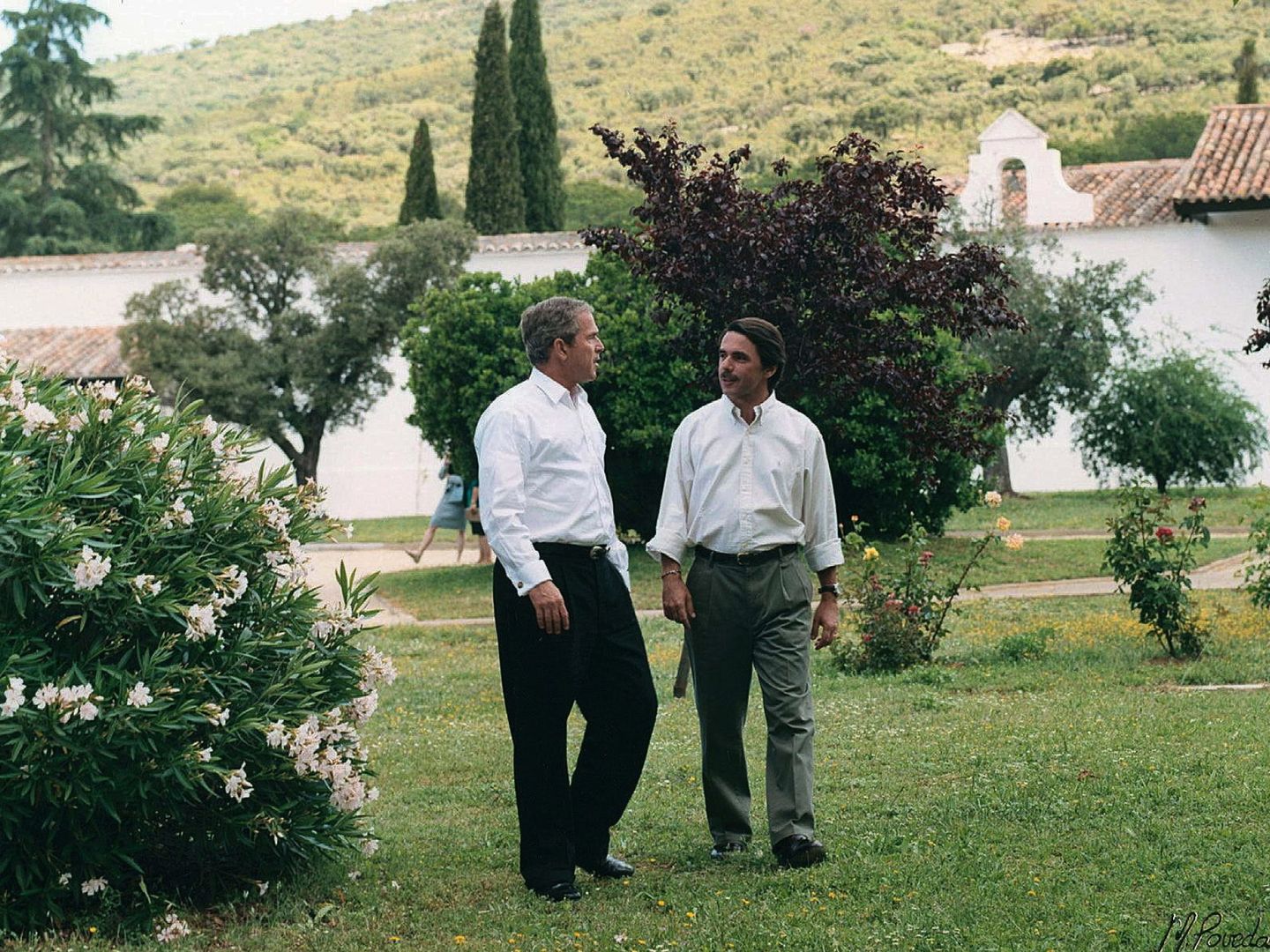 Aznar pasea junto a George Bush por la finca de los Quintos de Mora, en 2001. (EFE)
