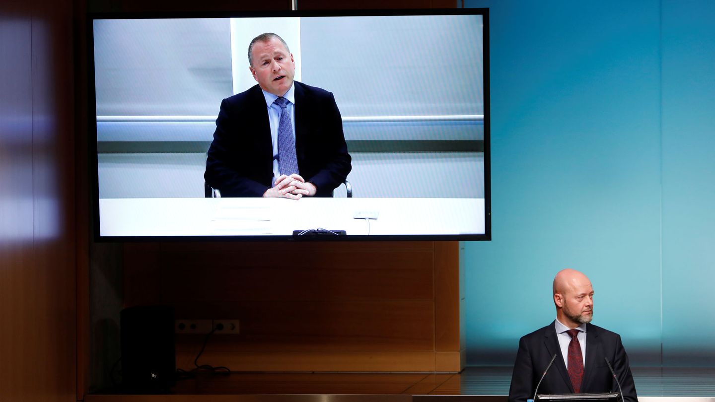 Nicolai Tangen, en una pantalla, siendo anunciado CEO del fondo soberano. (Reuters)