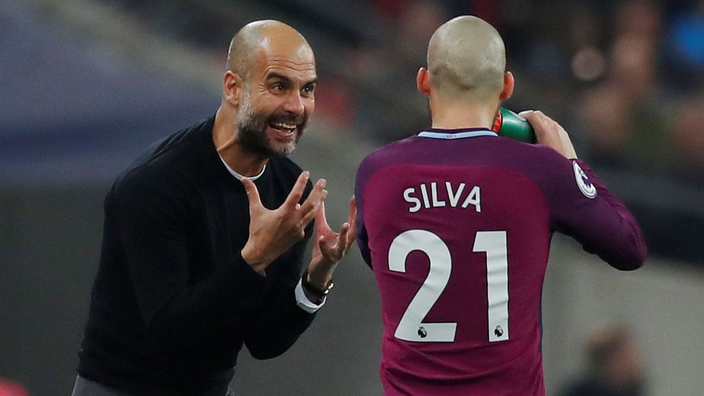 Guardiola, dando indicaciones a David Silva durante un partido con el City. (Reuters)