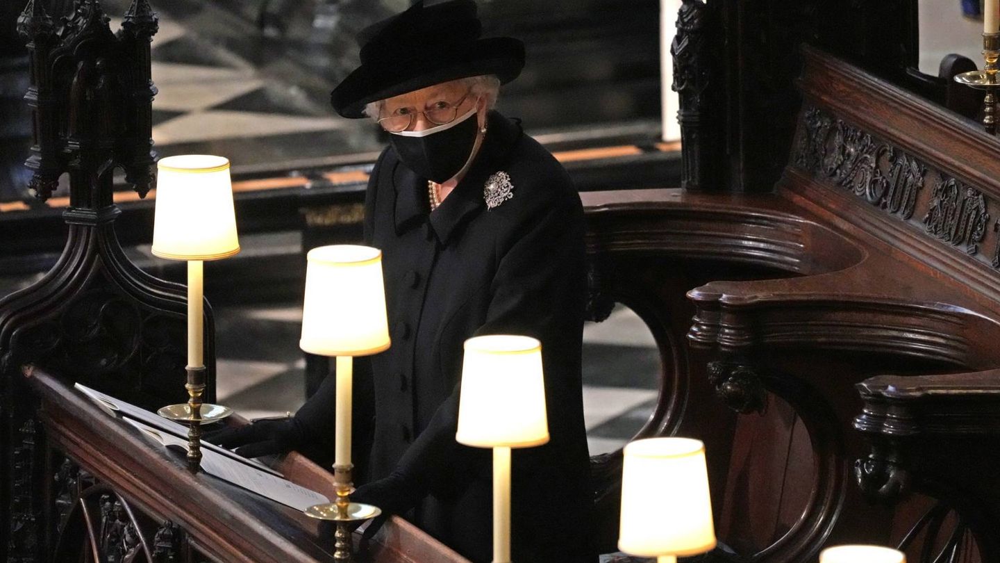 La reina Isabel, en el funeral del duque de Edimburgo. (Cordon Press)