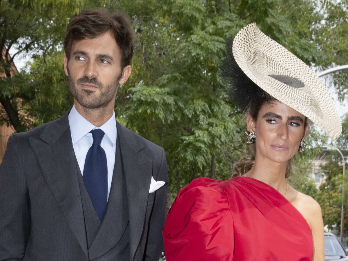 Foto: Enrique Solís y Alejandra Domínguez, en una boda en Madrid en 2021. (Gtres/Jesús Briones)