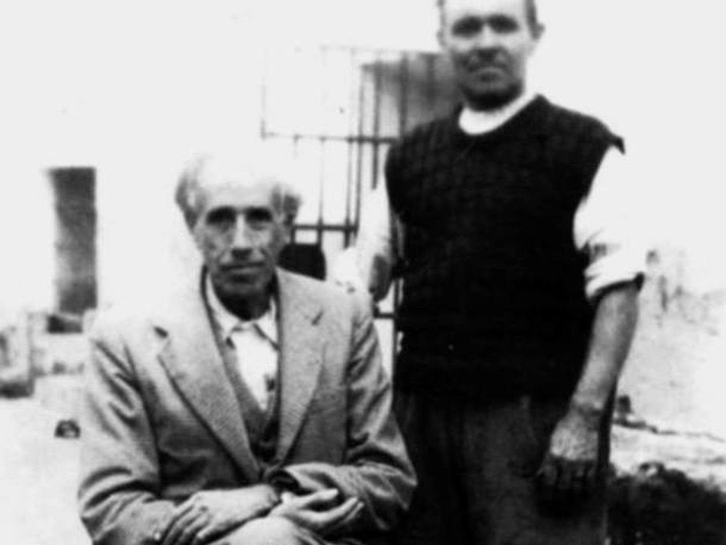 Julián Besteiro (izquierda), histórico del PSOE, en la cárcel de Carmona en los años 40.