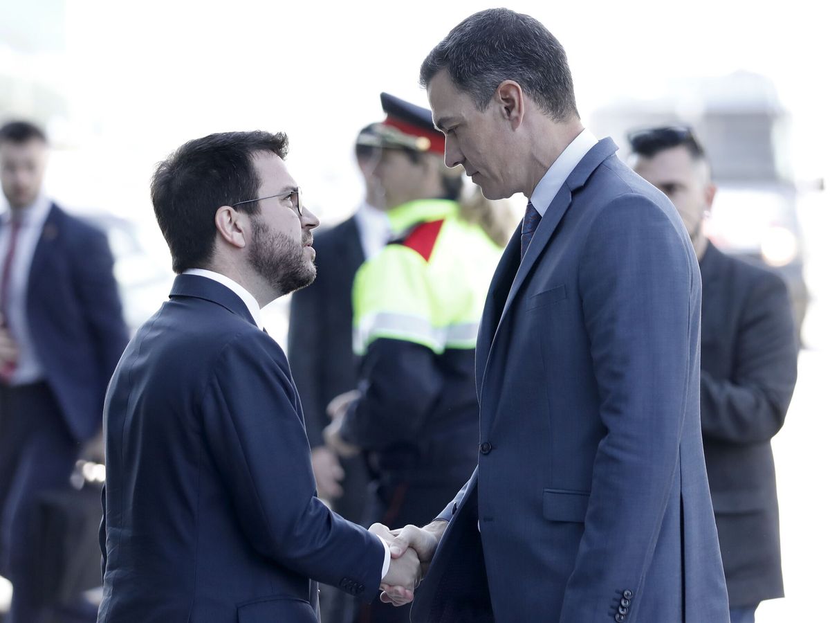 Foto: El presidente de la Generalitat, Pere Aragonès (i), saluda al presidente del Gobierno, Pedro Sánchez (d). (EFE/Andreu Dalmau)