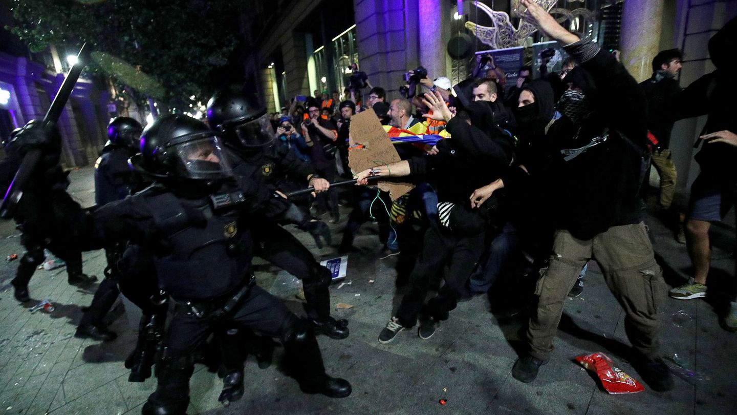 Imagen de los disturbios de ayer en Barcelona. (Reuters)