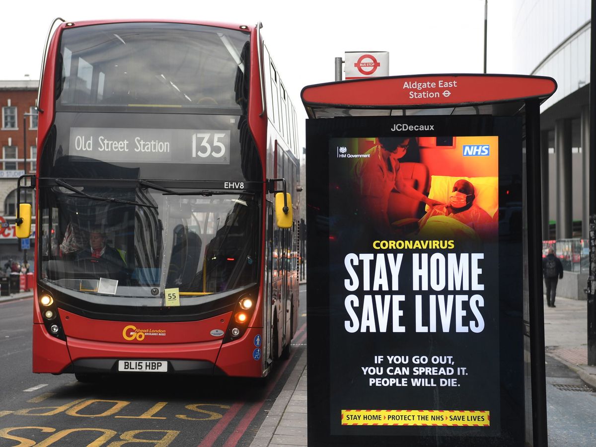 Foto: Un anuncio del National Health Service (NHS) pide a los ciudadanos británicos que se queden en casa. (Foto: EFE)