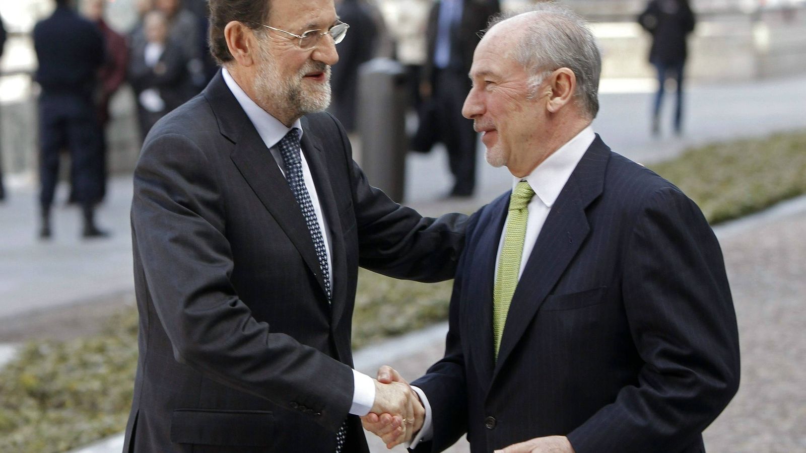 Foto: El presidente del Gobierno en funciones, Mariano Rajoy, saluda en 2012 al expresidente de Bankia, Rodrigo Rato. (Efe) 