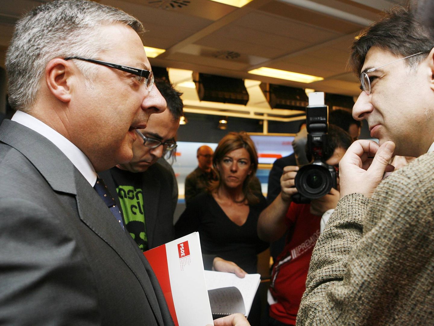El periodista Gonzalo López Alba, con José Blanco, ex vicesecretario general y exsecretario de Organización del PSOE, en la sala de prensa de Ferraz. (Inma Mesa | PSOE)