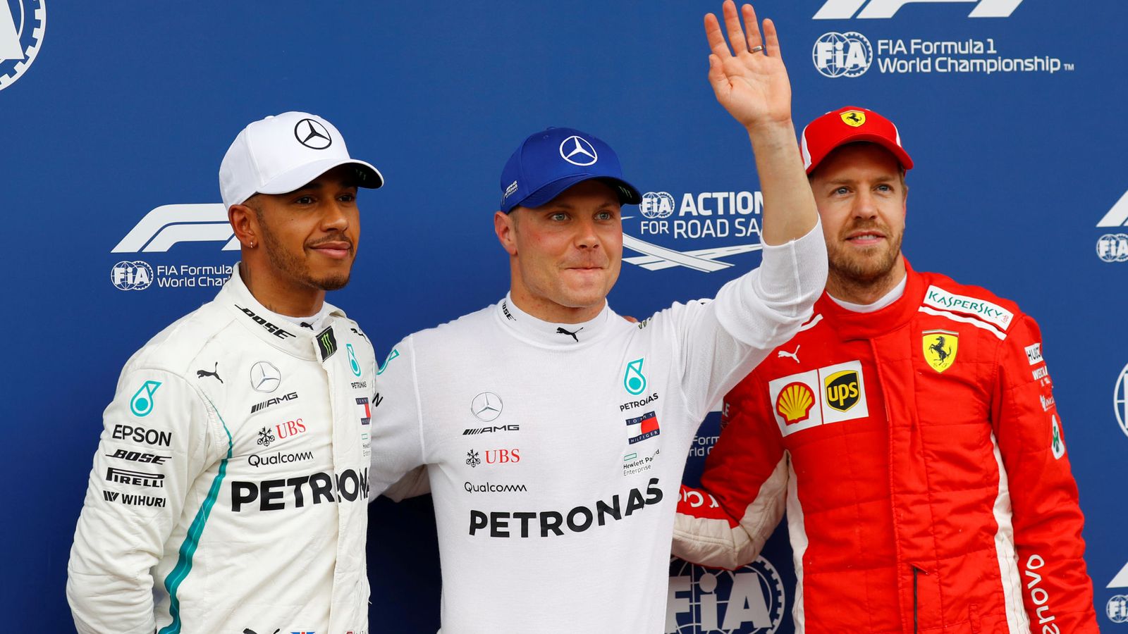 Foto: Bottas sorprendió a Hamilton y se llevó la pole por delante del británico y de Vettel. (REUTERS)